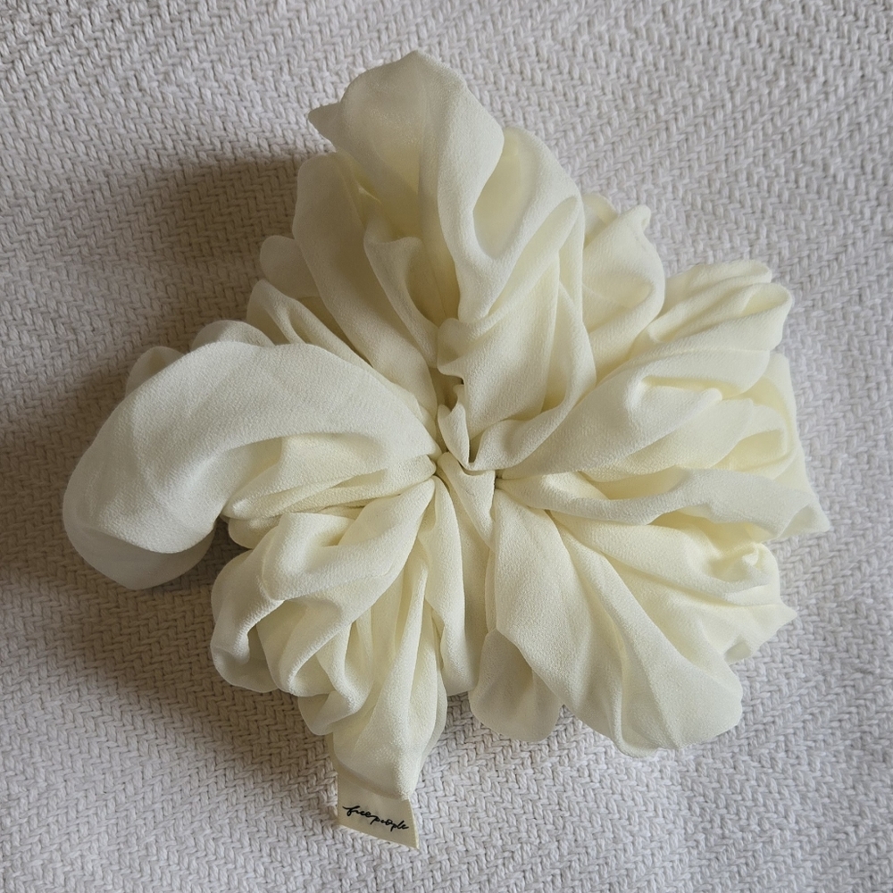 NWOT Free People Kaxi white jumbo chiffon scrunchie hair tie accessory